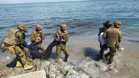 Aprovecharon la relajación de los controles fronterizos para cruzar a nado o en balsas 