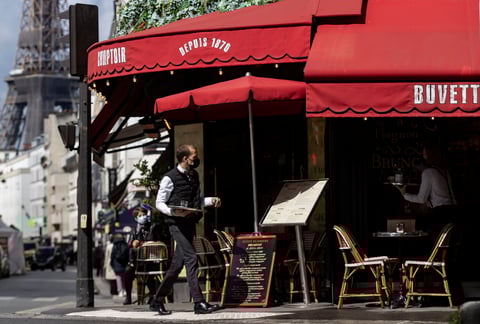 Francia recupera la 'normalidad' con reapertura de bares, restaurantes y centros culturales