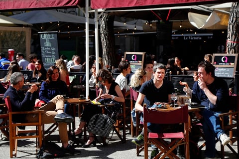 Francia recupera la 'normalidad' con reapertura de bares, restaurantes y centros culturales