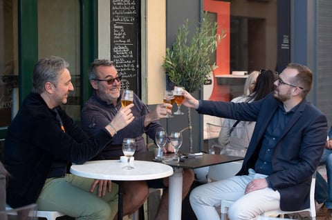 Francia recupera la 'normalidad' con reapertura de bares, restaurantes y centros culturales