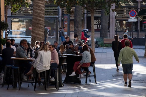 Francia recupera la 'normalidad' con reapertura de bares, restaurantes y centros culturales