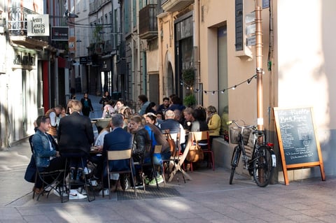 Francia recupera la 'normalidad' con reapertura de bares, restaurantes y centros culturales