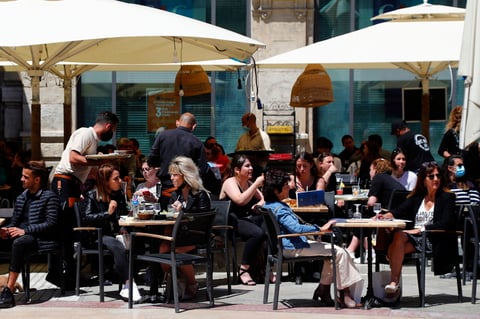 Francia recupera la 'normalidad' con reapertura de bares, restaurantes y centros culturales