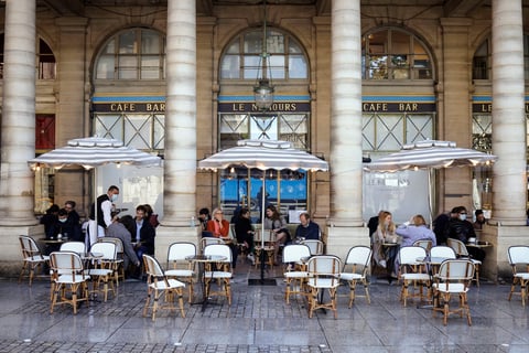 Francia recupera la 'normalidad' con reapertura de bares, restaurantes y centros culturales