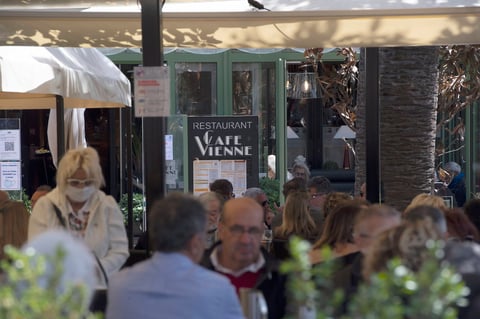 Francia recupera la 'normalidad' con reapertura de bares, restaurantes y centros culturales