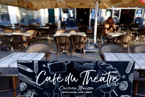 Francia recupera la 'normalidad' con reapertura de bares, restaurantes y centros culturales