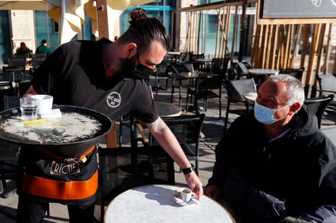 Francia recupera la 'normalidad' con reapertura de bares, restaurantes y centros culturales