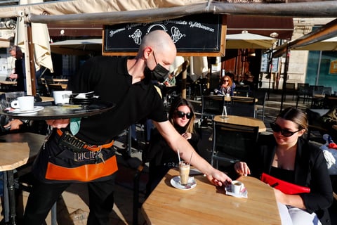 Francia recupera la 'normalidad' con reapertura de bares, restaurantes y centros culturales