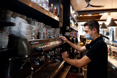 Francia recupera la 'normalidad' con reapertura de bares, restaurantes y centros culturales