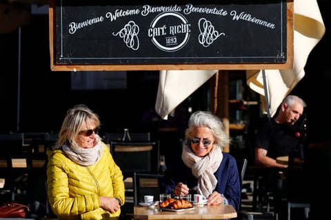 Francia recupera la 'normalidad' con reapertura de bares, restaurantes y centros culturales