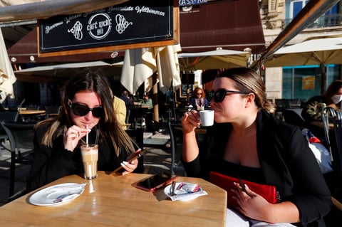 Francia recupera la 'normalidad' con reapertura de bares, restaurantes y centros culturales