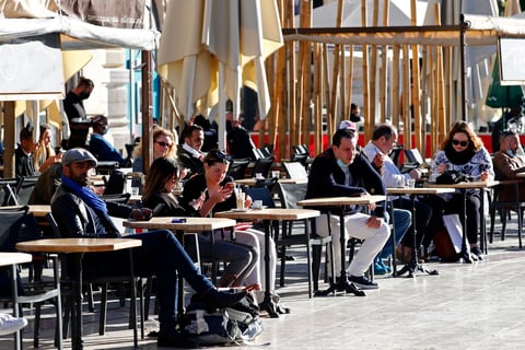 Francia recupera la 'normalidad' con reapertura de bares, restaurantes y centros culturales