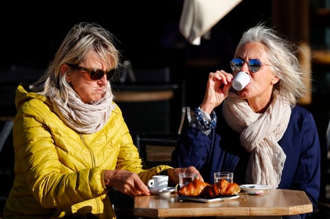 Francia recupera la 'normalidad' con reapertura de bares, restaurantes y centros culturales