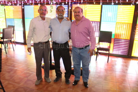 20052021 Los maestros Óscar, Fernando y Alfredo celerban 40 años de servicio.