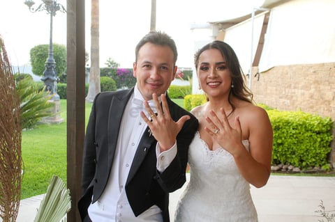 El joven Eduardo Villegas y la señorita Kristel Yoseff unieron sus vidas en
matrimonio acompañados por sus amistades.
