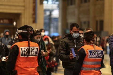 Argentina inicia nuevo confinamiento ante aumento de contagios por COVID-19