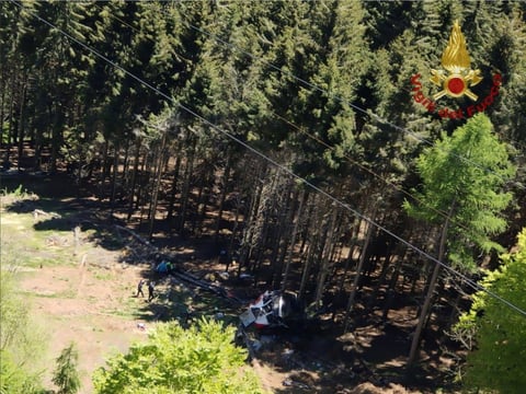 Tragedia al caer cabina de teleférico en montaña de Italia