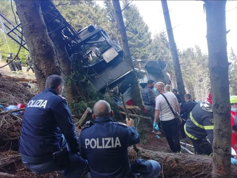 Tragedia al caer cabina de teleférico en montaña de Italia