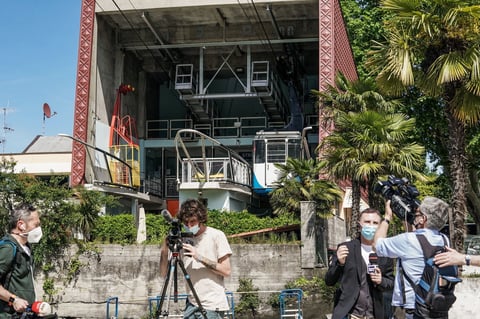 Tragedia al caer cabina de teleférico en montaña de Italia