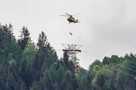 Tragedia al caer cabina de teleférico en montaña de Italia