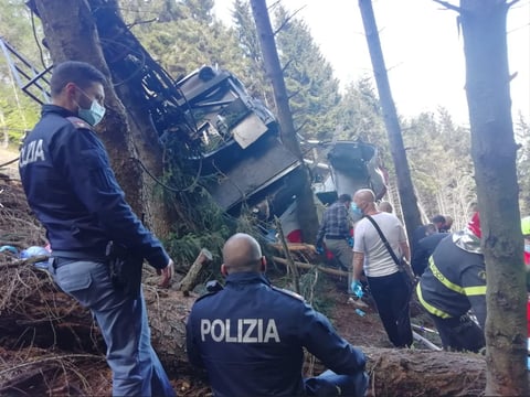 Tragedia al caer cabina de teleférico en montaña de Italia