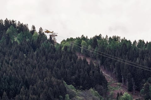 Tragedia al caer cabina de teleférico en montaña de Italia
