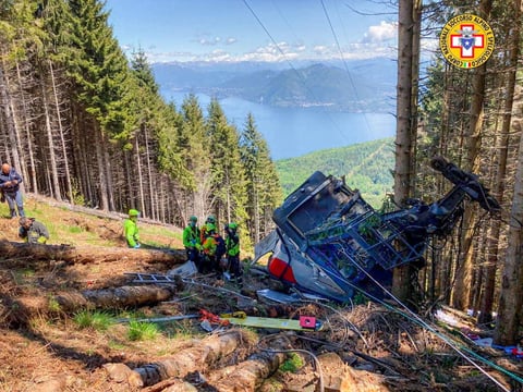 Tragedia al caer cabina de teleférico en montaña de Italia