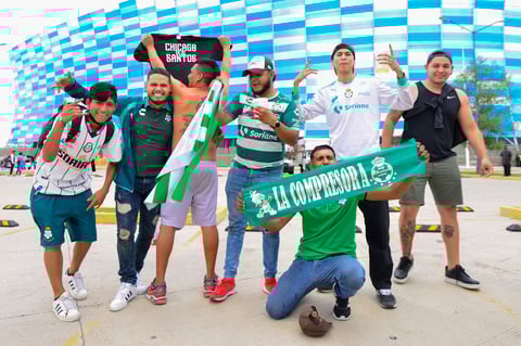 Afición de Santos Laguna llega al Estadio Cuauhtémoc