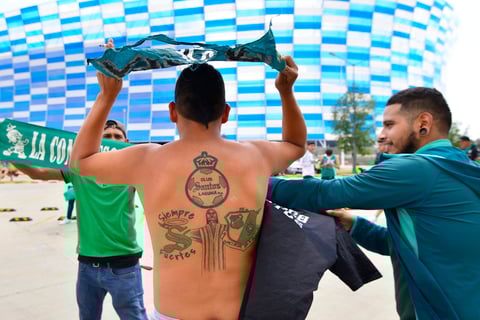 Afición de Santos Laguna llega al Estadio Cuauhtémoc