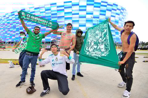 Afición de Santos Laguna llega al Estadio Cuauhtémoc