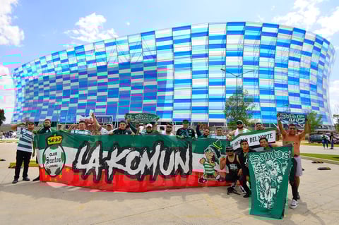 Afición de Santos Laguna llega al Estadio Cuauhtémoc