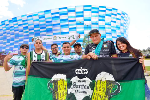 Afición de Santos Laguna llega al Estadio Cuauhtémoc