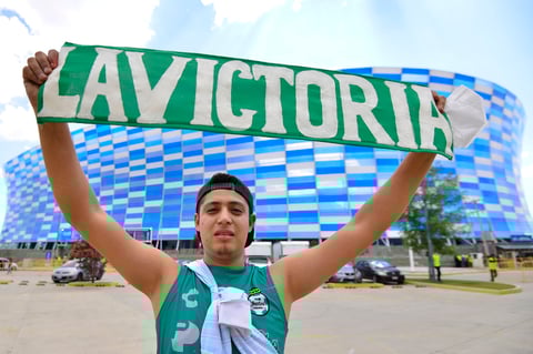 Afición de Santos Laguna llega al Estadio Cuauhtémoc