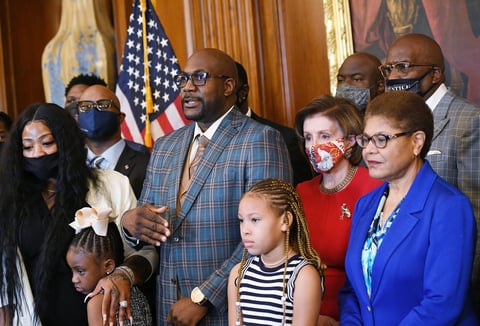 Familia de George Floyd conmemora en Washington aniversario de su muerte