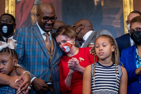 Familia de George Floyd conmemora en Washington aniversario de su muerte