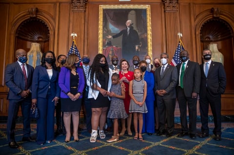Familia de George Floyd conmemora en Washington aniversario de su muerte