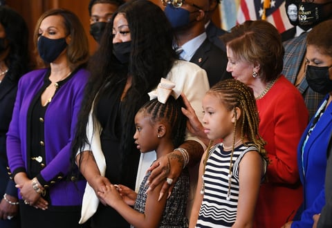 Familia de George Floyd conmemora en Washington aniversario de su muerte