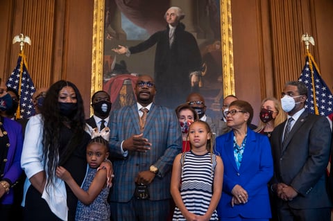 Familia de George Floyd conmemora en Washington aniversario de su muerte