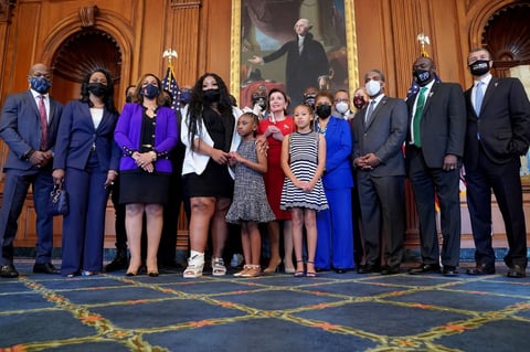 Familia de George Floyd conmemora en Washington aniversario de su muerte