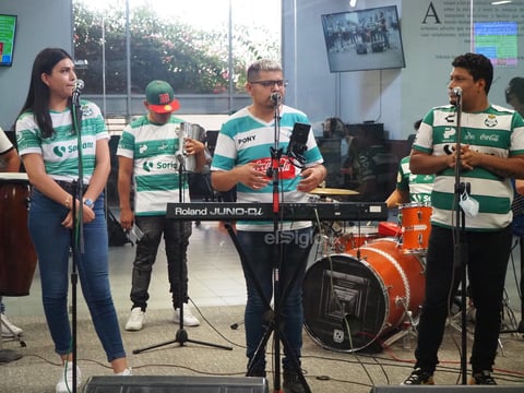 Grupo lagunero 'Los Hermanos Ríos' le canta a 'El Mudo' Aguirre
