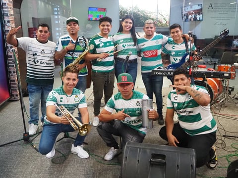 Grupo lagunero 'Los Hermanos Ríos' le canta a 'El Mudo' Aguirre
