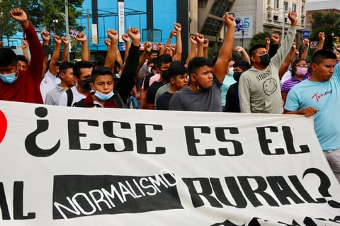 Marchan en Chiapas y CDMX por justicia para casos Ayotzinapa y Mactumactzá