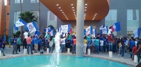 Afición de Cruz Azul recibe a los jugadores en hotel de concentración