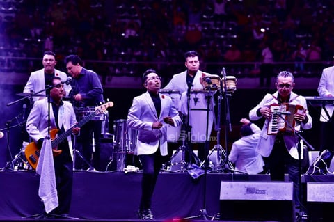 Los ánimos de la audiencia permanecieron y aumentaron cuando sonaron los primeros acordes de Cómo te voy a olvidar, de la autoría de Jorge Mejía, y Amor a primera vista, uno de los más recientes hits de la banda.