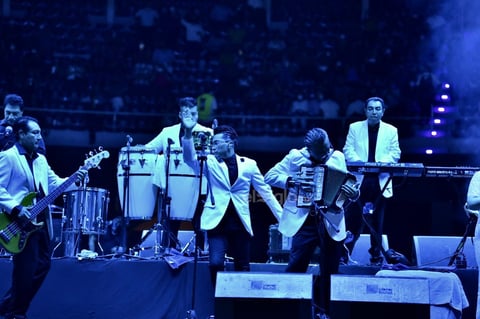 A las 21:40 horas, los cantantes y músicos irrumpieron en el escenario luciendo los hombres sacos blancos y pantalones negros y las mujeres, vestidos de color blanco.