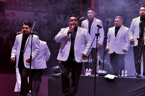 Desde un escenario central, Los Ángeles Azules pusieron a bailar a dos chicas que se hallaban en el área ruedo al ritmo de 20 rosas, pero cuando llegó El listón de tu pelo todos los asistentes dejaron sus asientos para cantar y mover sus cuerpos al ritmo de este clásico.