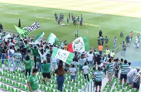 Y es que en la práctica abierta, aprobada por el Subcomité Técnico Regional de Salud en La Laguna, se dieron cita un buen número de espectadores que portaron la playera albiverde, banderas y bufandas.