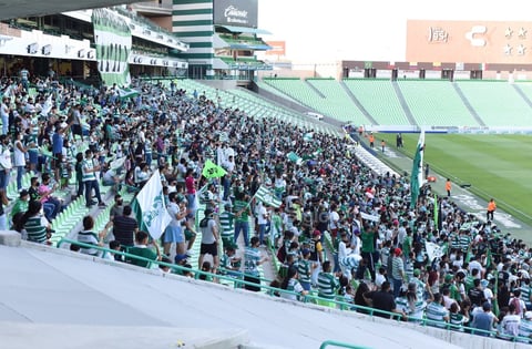 Al final, la mayoría de los jugadores regalaron sus playeras de entrenamiento y otros pocos repartieron autógrafos, además de tomarse selfies. Algunos burlaron la seguridad privada que estuvo en el perímetro sin consecuencia alguna.