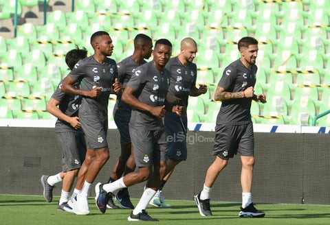 Muy pacientes fueron los aficionados, que aguantaron el calor que rondaba los 40 grados centígrados, hasta la salida de los jugadores y cuerpo técnico, que se dio al filo de las 18:15 horas.