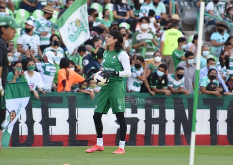 Los cánticos comenzaron, al mismo tiempo que los hinchas albiverdes ondeaban las banderas santistas y desplegaban una grande desde el Nivel Club hasta la explanada, que cubría los palcos Victoria.